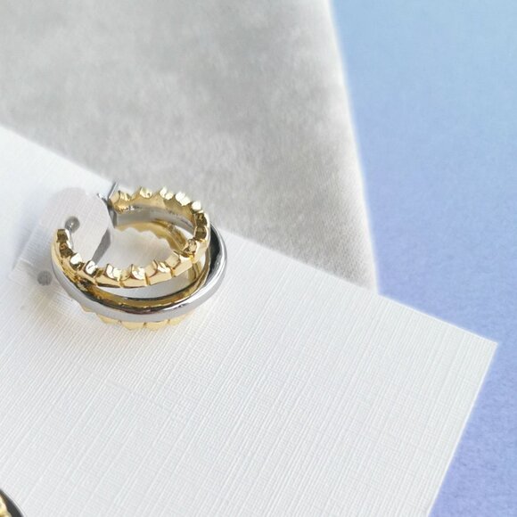 Kendra Scott Mixed Metal Quinn Huggie Earrings NEW - Picture 2 of 3